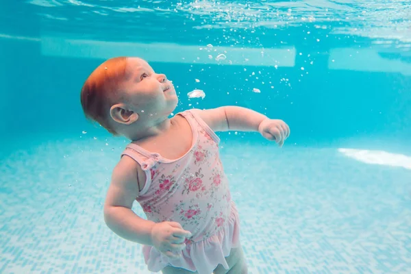 Fond Bébé Bébé Heureux Apprendre Nager Plonger Sous Eau Avec — Photo