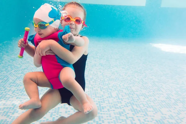 Undervattensfoto Unga Vänner Poolen — Stockfoto