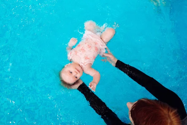 Ein Schwimmlehrer Bringt Einem Kind Das Schwimmen Pool Bei — Stockfoto