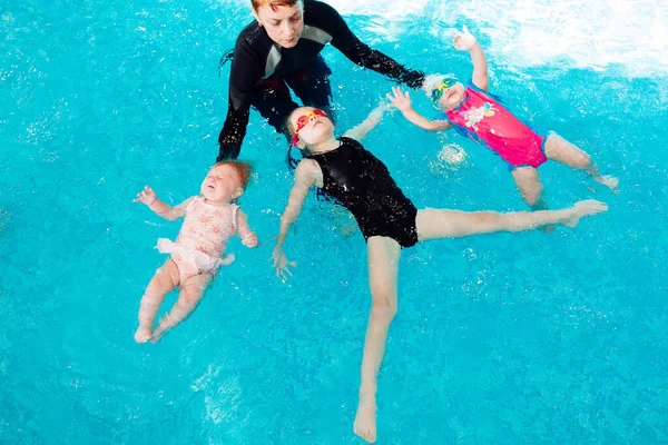 Nauczyciel Pływania Uczy Dziecko Pływać Basenie — Zdjęcie stockowe