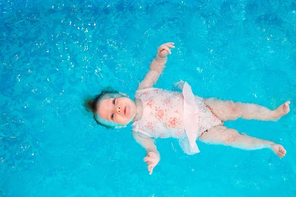 Ein Schwimmlehrer Bringt Einem Kind Das Schwimmen Pool Bei — Stockfoto