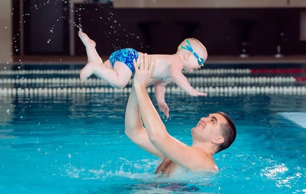 Vater Und Sohn Spielen Pool Der Vater Wirft Den Sohn — Stockfoto