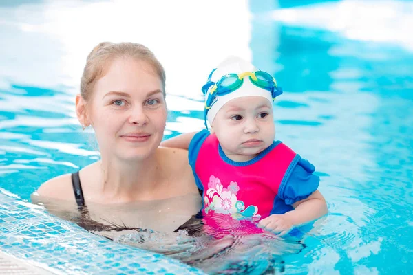 Porträt Einer Mutter Mit Kind Pool — Stockfoto