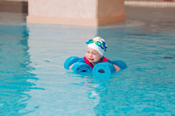 Junge Schwimmt Selbstständig Pool — Stockfoto