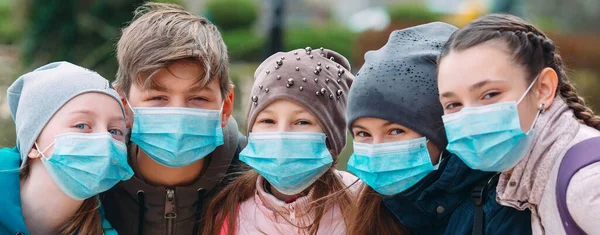 Dzieci Wieku Szkolnym Maskach Medycznych Portret Dzieci Szkolnych — Zdjęcie stockowe