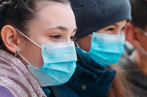 Copii Vârstă Școlară Măști Medicale Portretul Copiilor Școlari — Fotografie, imagine de stoc