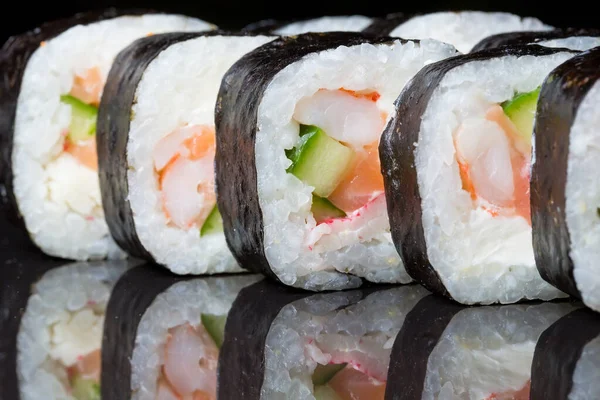 Sushi Rullar Futo Maki Svart Bakgrund — Stockfoto
