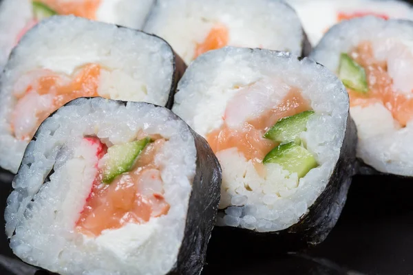 Sushi Rullar Futo Maki Svart Bakgrund — Stockfoto
