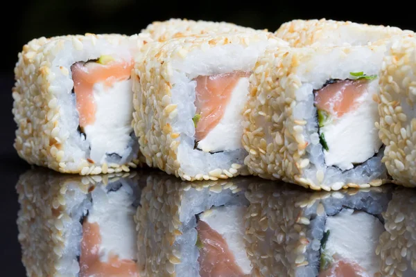 Sushi Rullar Skaka Chizu Med Sesam Svart Bakgrund — Stockfoto