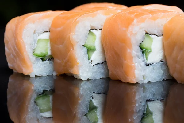 Sushi Rullar Philadelphia Svart Bakgrund — Stockfoto