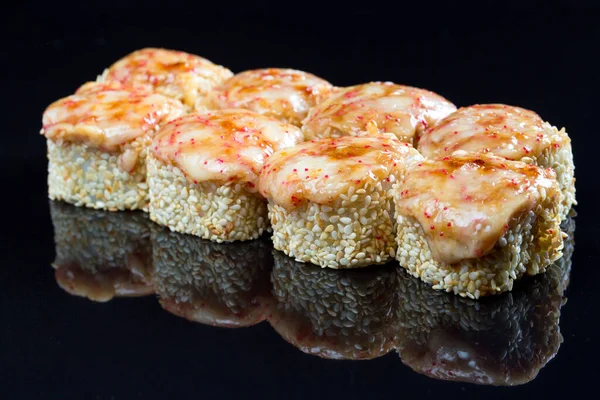 Rollos Sushi Con Calamar Mejillón Queso Sobre Fondo Negro — Foto de Stock