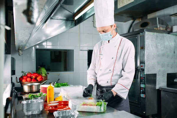 Food Delivery Restaurant Chef Prepares Food Restaurant Packs Disposable Dishes — Stock Photo, Image