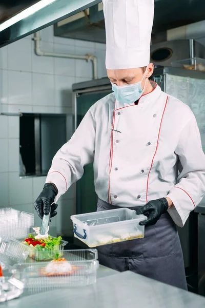 Food Delivery Restaurant Chef Prepares Food Restaurant Packs Disposable Dishes — Stock Photo, Image