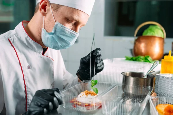 Food Delivery Restaurant Chef Prepares Food Restaurant Packs Disposable Dishes — Stock Photo, Image