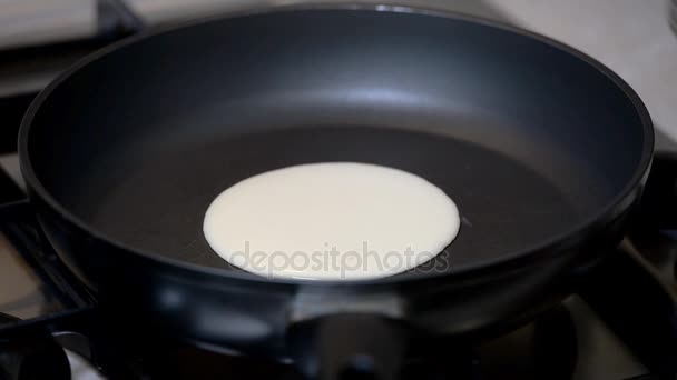 Paistaminen amerikkalainen pannukakkuja paistinpannulla — kuvapankkivideo