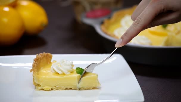 Woman eating lemon tart. — Stock Video