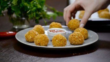 Peynirli patates topları