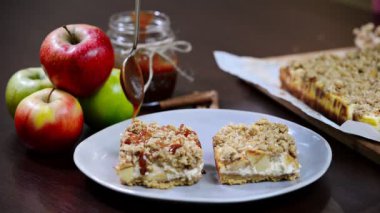 Parçası cheesecake ince bir dere karamel sosu dökün.