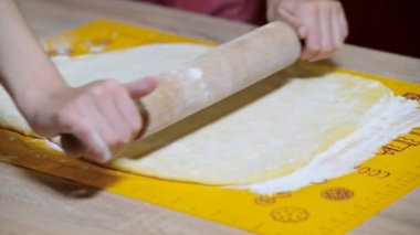 Hamur için tarçın rulo haddeleme kadın. Hamur için tarçın rulo haddeleme.