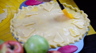 Elmalı turta fırça ucu ile hazırlanmasında