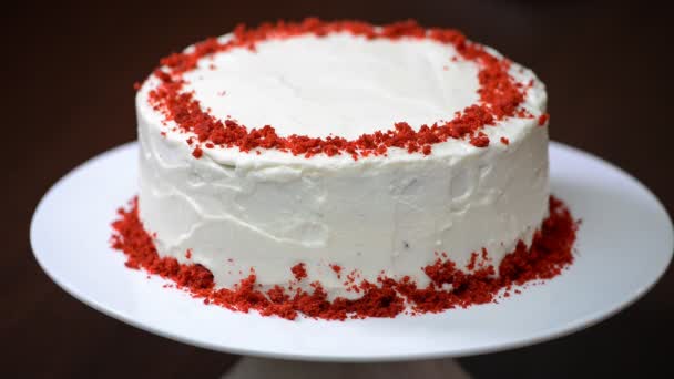 Una mujer rebanando pastel. Las manos femeninas cortan rodajas de tarta. Torta de terciopelo rojo — Vídeos de Stock