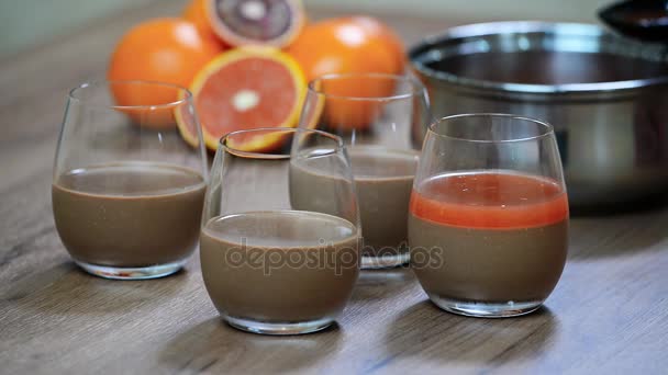 Chocolade Panna cotta met sinaasappel gelei maken — Stockvideo