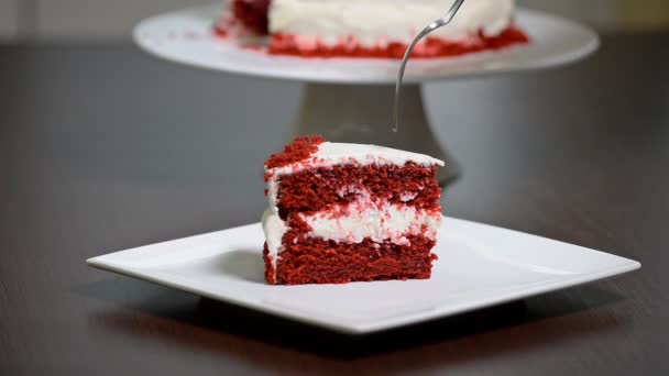 Comer en rodajas delicioso pastel de terciopelo rojo — Vídeo de stock