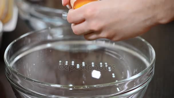 Chef separating egg yolk. — Stock Video