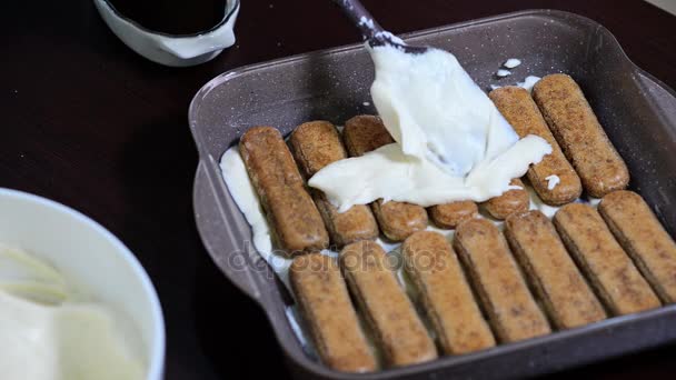 Kue tiramisu buatan sendiri Makanan penutup tradisional Italia — Stok Video