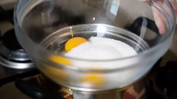 Memukuli telur dengan gula dalam air mandi — Stok Video