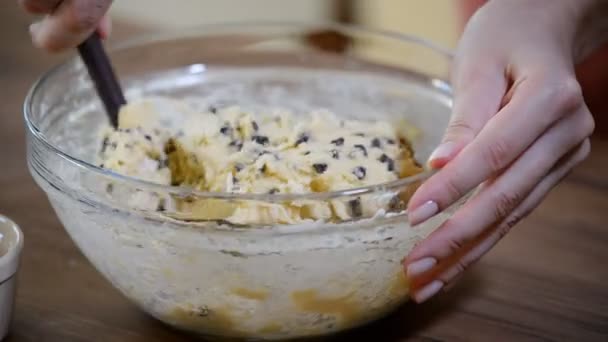 Baker mistura a massa em uma tigela para a preparação de biscoitos saborosos . — Vídeo de Stock