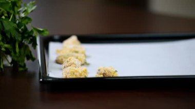 Tavuk nuggets fırın tepsisine koymak için