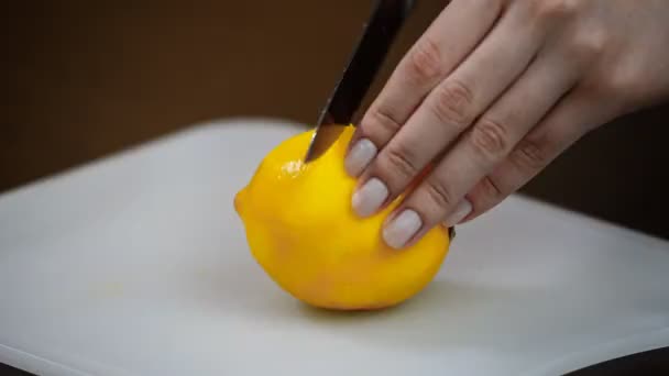 Rebanando un limón fresco con cuchillo de cocina — Vídeos de Stock