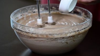 Hamur ile elektrikli karıştırıcı dayak. Boyama için hamur eklemek