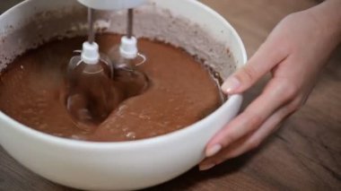 Hamur ile elektrikli karıştırıcı yenerek yakın çekim