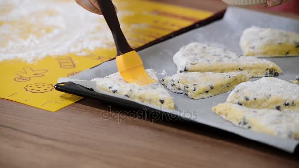 To grease with milk scones — Stock Video