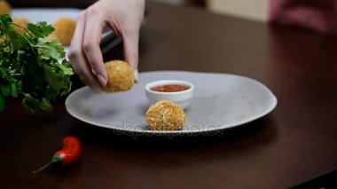 Bir kaseye patates topları