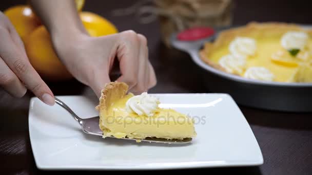 Ponga en un tazón un pedazo de tarta de limón — Vídeos de Stock