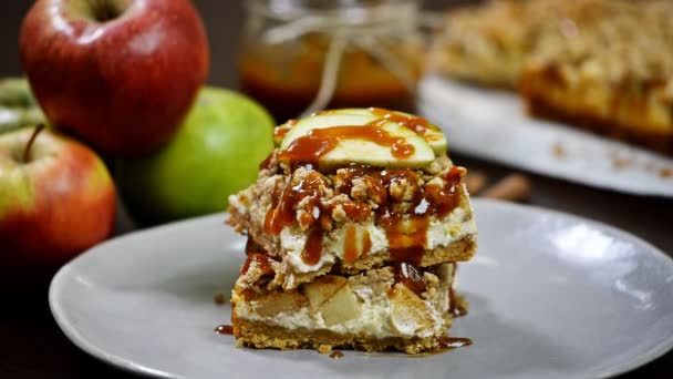 Caramel Apple Cheesecake Bars.Apple cheesecake with caramel apples sauce — Stock Video