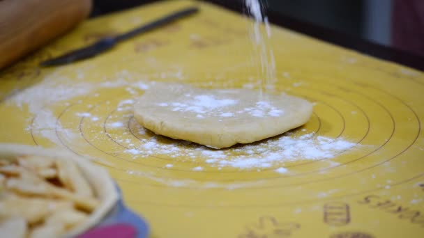 Le mani delle donne cospargono una pasta con farina da vicino — Video Stock