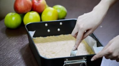 Kısa hamurlu tart tabanı çatalla delinmiş.