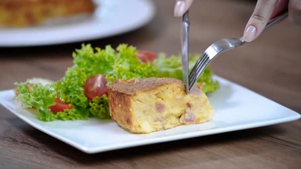 Gratinado de batata. Comer batata gratinada — Vídeo de Stock
