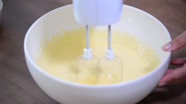 Hamur ile elektrikli karıştırıcı dayak