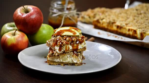 Karamel Apple Cheesecake Bars.Apple cheesecake met karamel appels saus — Stockvideo