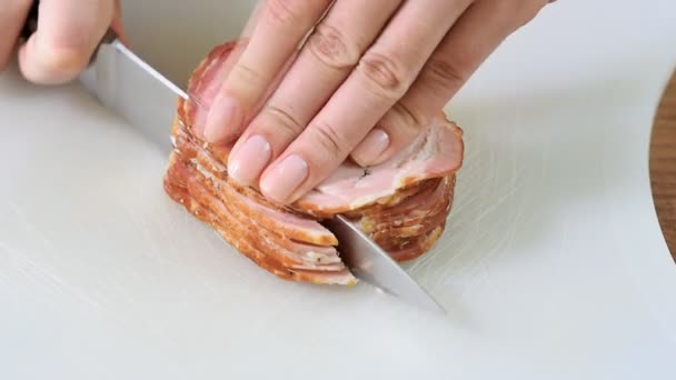 Руки жінки, що розрізає бекон на шматки — стокове відео