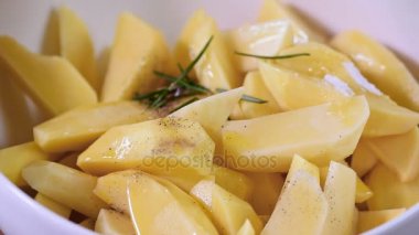 Zeytin yağı ile drizzled hazırlanan biberiye patates