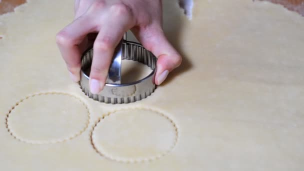Женские руки вырезали печенье из теста — стоковое видео