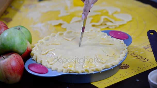 Mulher faz torta de maçã fresca em sua cozinha . — Vídeo de Stock