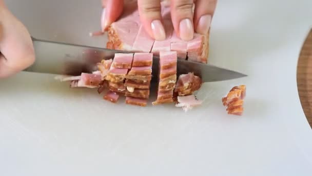 Handen van een vrouw snijden spek in plakjes — Stockvideo