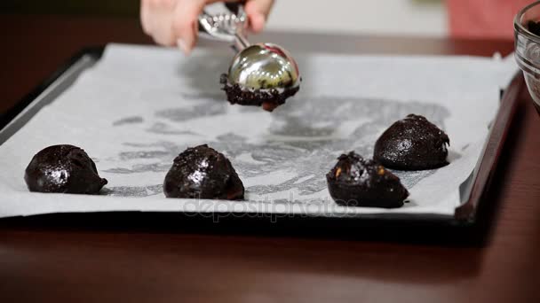 Coloque biscoitos de chocolate na assadeira — Vídeo de Stock